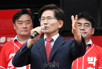 [포토] 부산 찾은 김문수 명예선대위원장 