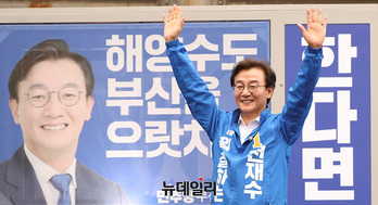 [포토] 부산시민 향해 인사하는 전재수 후보 