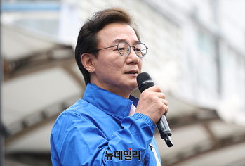[포토] 부전역서 지지호소하는 전재수 부산시장 후보