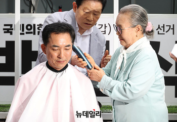 [포토] 결의 다지며 삭발하는 박민식 후보 