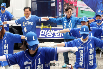 [포토] 춤추는 정청래 대표와 허태정 대전시장 후보