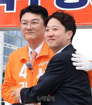 [포토] 김정철 개혁신당 서울시장 후보와 포옹하는 이준석 대표
