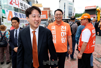 [포토] 사당역 출정식서 인사하는 개혁신당 지도부