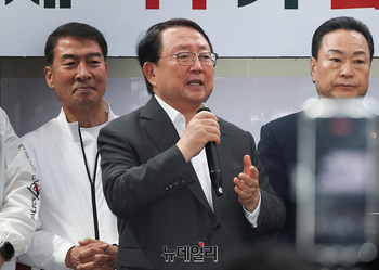 [포토] 한동훈 지지선언하는 이갑산 범사련 회장 