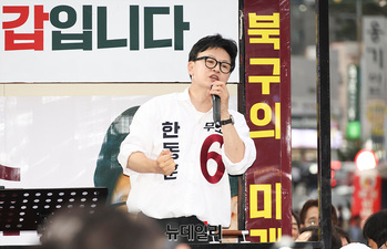 [포토] 연단 오른 한동훈 무소속 후보 