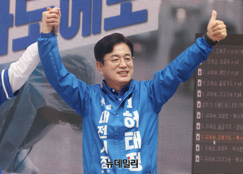 [포토] 두 손 들어 인사하는 허태정 민주당 대전시장 후보
