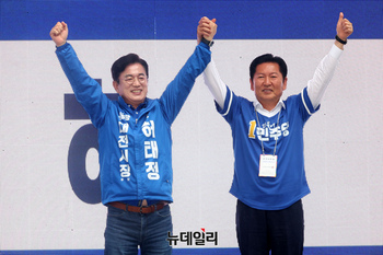 [포토] 손 들어 인사하는 정청래·허태정