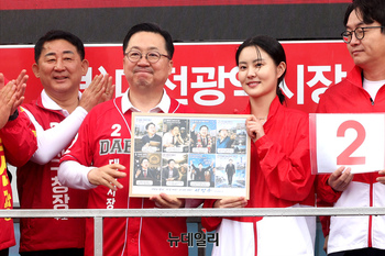 [포토] 액자 선물 받은 이장우 국민의힘 대전시장 후보