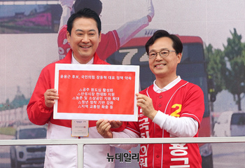 [포토] 윤용근 후보, 장동혁 대표 정책 약속 전달