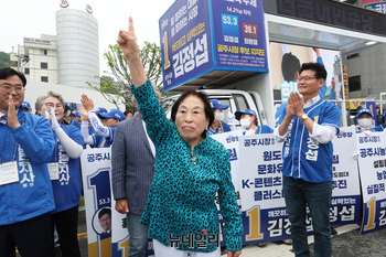 [포토] 민주당 유세장 나타난 배우 전원주