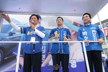 [포토] 공주 산성시장서 지지호소 하는 정청래 민주당 대표