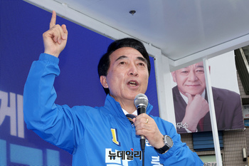 [포토] 공주서 유권자들 만나는 박수현 충남지사 후보