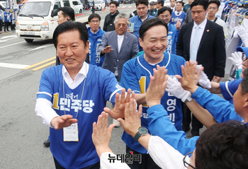 [포토] 유세원들과 인사 나누는 정청래·김영빈
