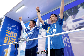 [포토] 손들어 인사하는 정청래 민주당 대표와 김영빈 국회의원 후보