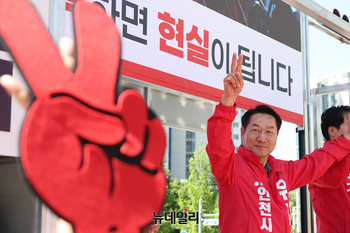 [포토] 브이 그리는 유정복 국민의힘 인천시장 후보
