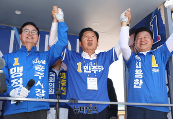 [포토] 충북 신용한-맹정섭 손잡은 정청래 대표