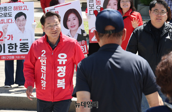 [포토] 시민들에게 인사 건네는 유정복 인천시장 후보