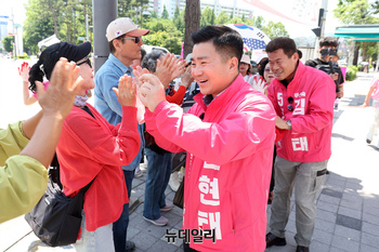 [포토] 계양 주민들 만나는 김현태 후보와 전한길 씨
