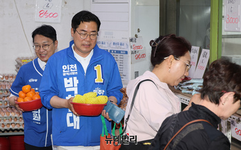 [포토] 계양산전통시장서 과일 사는 박찬대·김남준 후보 