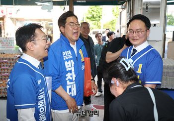 [포토] 계양산전통시장 상인들 만난 박찬대·김남준