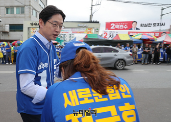 [포토] 함안 가야시장 도착한 김경수 경남지사 후보