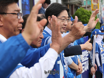 [포토] 함안군 찾아 유세 이어가는 김경수 경남지사 후보