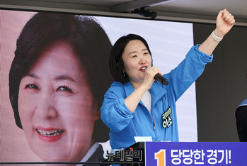 [포토] 구호 외치는 이소영 더불어민주당 의원 