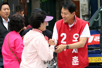 [포토] 망원시장 유세 이어가는 오세훈 서울시장 후보