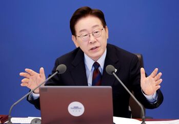 기업 저격 이어 일베 사이트 폐쇄론 … 헌법 핵심 가치 '표현의 자유' 경계 넘나드는 대통령 