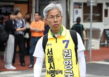 [포토] 사고현장 찾은 권영국 서울시장 후보 