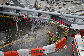 [종합] 서울 서소문 고가도로서 붕괴 사고 … 3명 사망·3명 부상