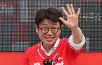 [포토] 시민들에게 손 흔드는 유의동 국회의원 후보