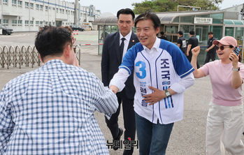 [포토] 평택 주민들과 인사 나누는 조국 후보