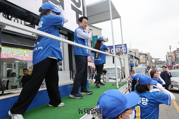 [포토] 선거송에 맞춰 춤추는 김용남 후보
