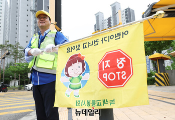 [포토] 등굣길 안전지도 나선 안민석 경기교육감 후보 