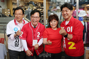 [포토] 하남 주민들과 사진 찍는 송언석 원내대표와 이용 후보