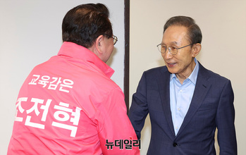 [포토] 이명박 전 대통령과 인사 나누는 조전혁 후보