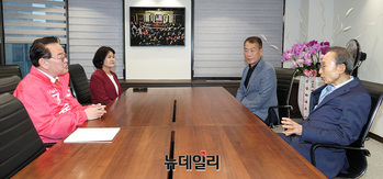 [포토] 이명박 전 대통령 찾은 조전혁 서울교육감 후보 