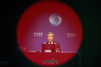 [포토] 한국은행 통화정책방향 간담회서 발언하는 신현송 총재