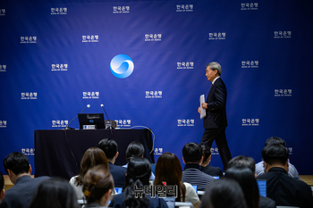 [포토] 통화정책방향 간담회 입장하는 신현송 한국은행 총재