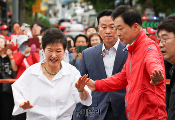 [포토] 박근혜 전 대통령 안내하는 유영하 의원 