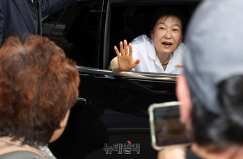 [포토] 원주 떠나는 박근혜 전 대통령 