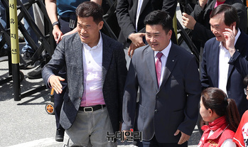 [포토] 강원 횡성 유세현장 등장한 전한길-김현태 