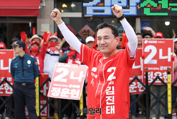 [포토] 인사하는 김진태 국민의힘 강원지사 후보 