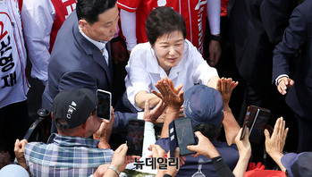 [포토] 강원 횡성시장 방문한 박근혜 전 대통령 