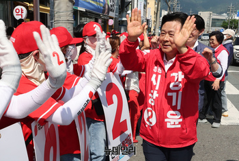 [포토] 경화시장 찾은 강기윤 창원시장 후보