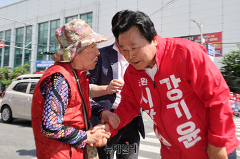 [포토] 창원 시민들과 인사 나누는 강기윤 후보