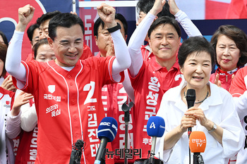 [포토] 김진태 후보 유세 지원하는 박근혜 전 대통령 