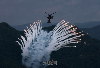 [포토] 플레어 내뿜는 아파치 공격헬기