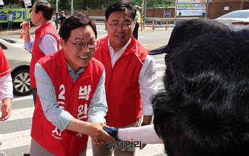 [포토] 시민들과 인사 나누는 박완수 경남도지사 후보